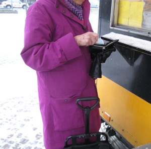 Dam i rödviolett kappa original