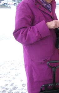 Dam i rödviolett kappa